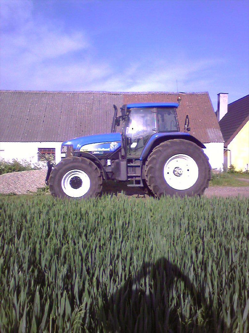 New Holland Tm 190 - Tm 190. det er en dejlig traktor med massere af trækkraft og selvom komforten jo ikke er så høj som  i de nye traktorer så er det som i en drøm at kører i den.  billede 1