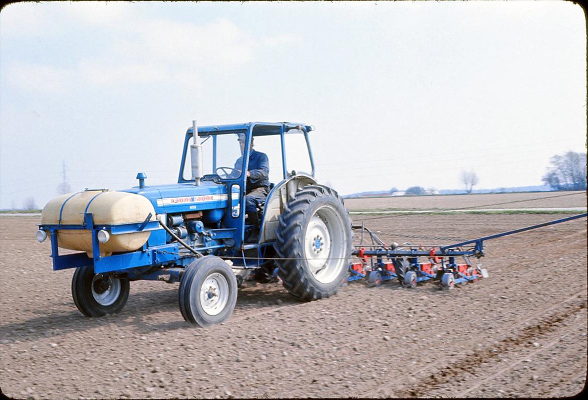 Ford 5000 Y - Den har kørt med alt muligt udstyr. Her en fronttank til sprøjtedyser på roesåmaskinen billede 8