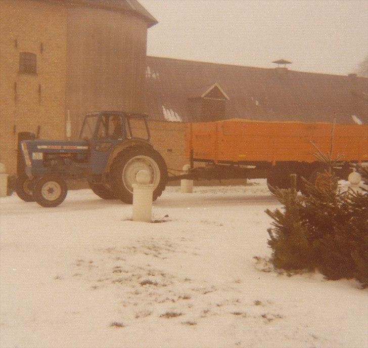 Ford 5000 Y - Faar på vej til grovvvaren med endnu et læs korn i vinterkulden med en oversavet Ford Custumcab eller Trader-lastbilvogn billede 10