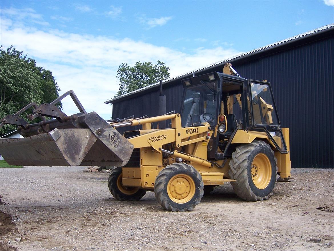 Ford 655 A 4WD - Hjælper med at bygge silo billede 3