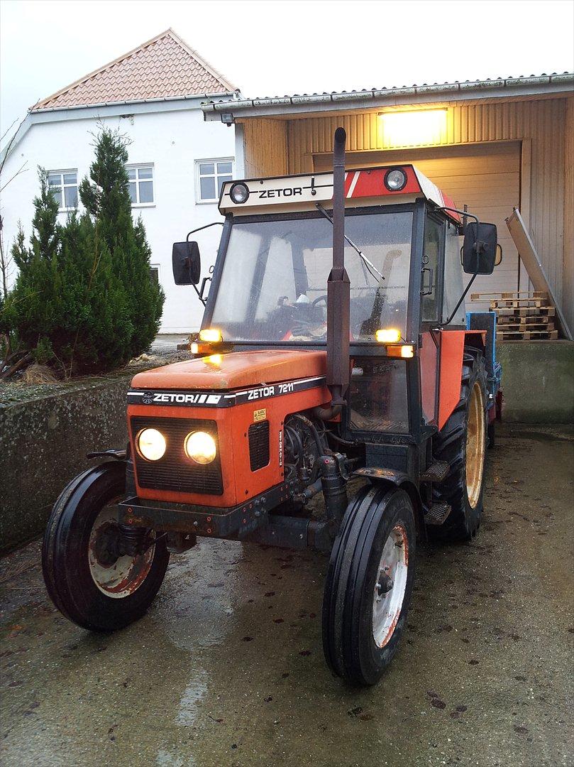 Zetor 7211 - ude og hente paller billede 2