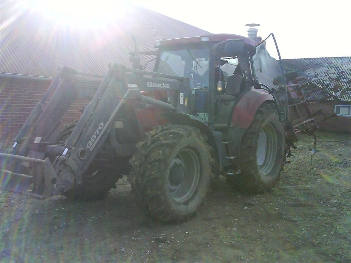 Case IH Maxxum 140  - inde at få kaffe med kammeraten. billede 2