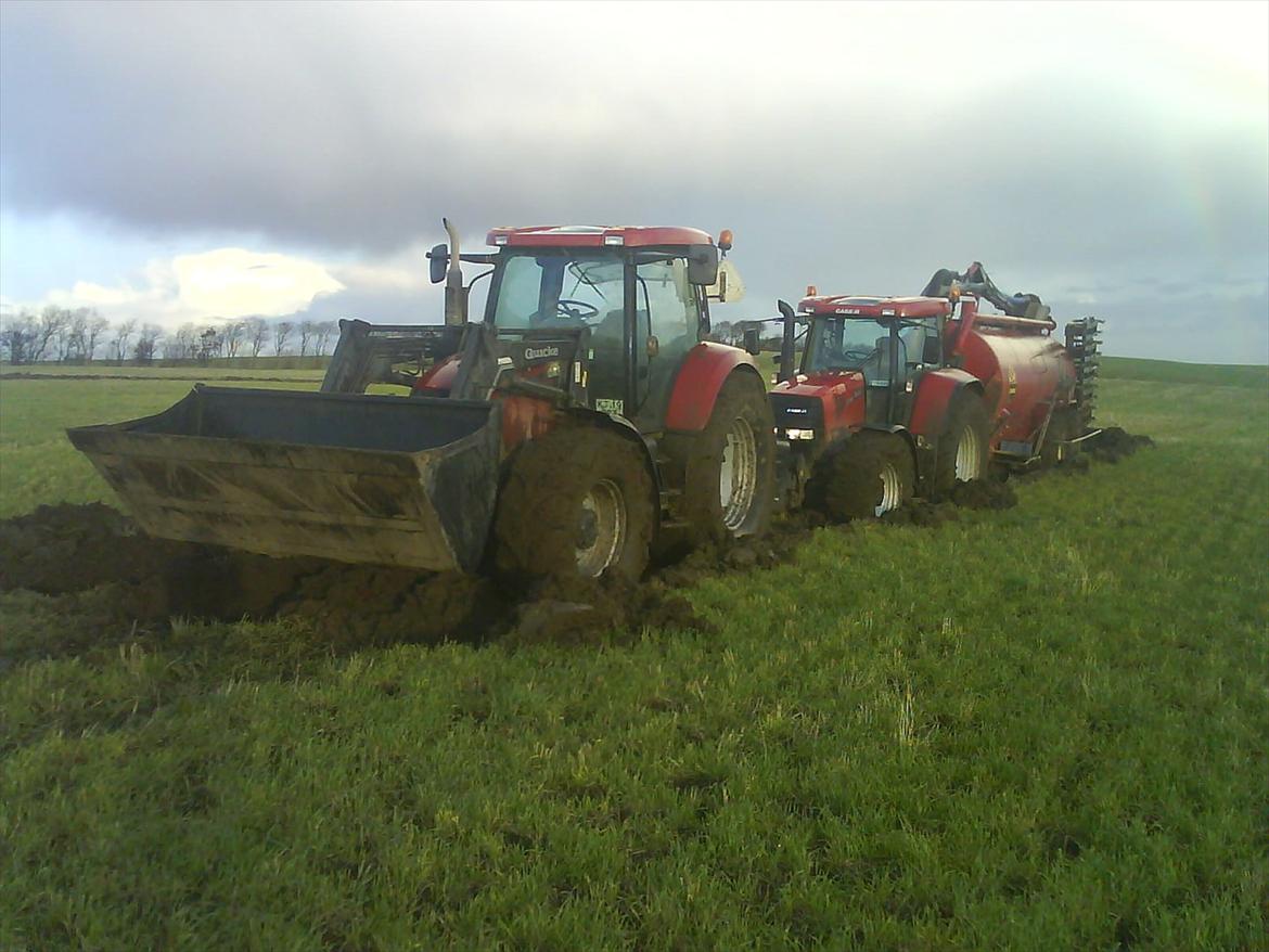 Case IH Maxxum 140  - min kammerat sad fast med et fuld læs gylle(den hang på maven) så jeg prøvede at trække ham op men det kunne maxxum'en ikke rigtig gøre noget ved. vi ventede på falck i 3 timer som trak os ud af marken ;) billede 3