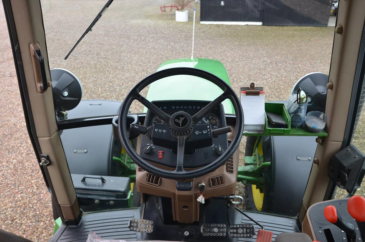 John Deere 6900 - Nypoleret og klar til at blive støvet til igen billede 15