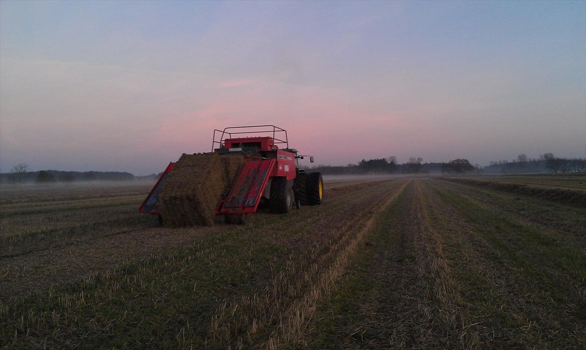 John Deere 4455 - presning i november 2011 balle vogn var i stykker så tippede så snart der var 1 balle på vognen billede 17