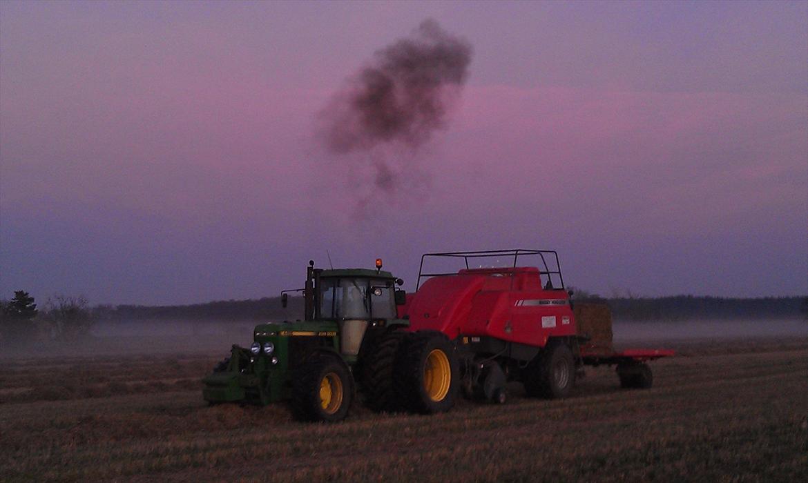 John Deere 4455 - et godt billede taget på klitgaard agro a/s november 2011. lige efter et stempel slag i våd hvede. billede 1