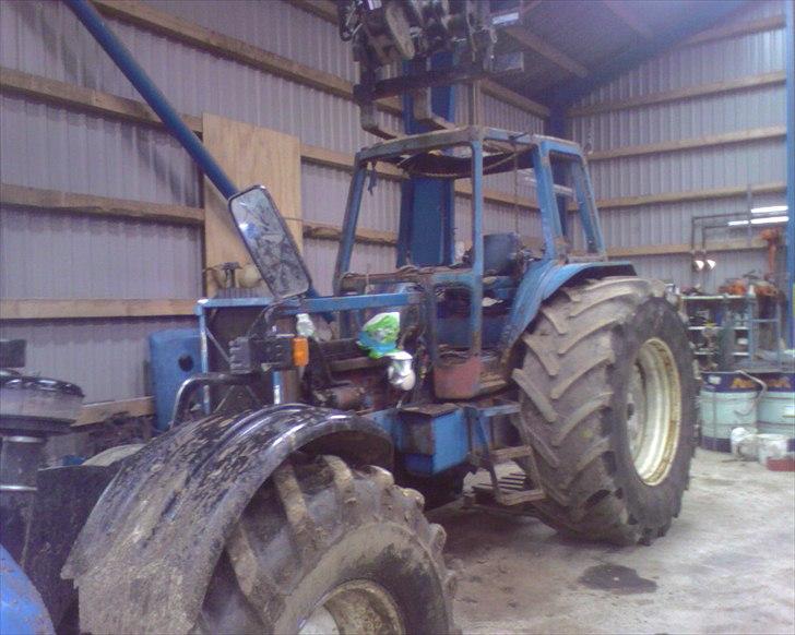 Ford TW  10 - Er ved at løfte det rådne hus af så, jeg kan få det nyrenoverede på i stedet. billede 2