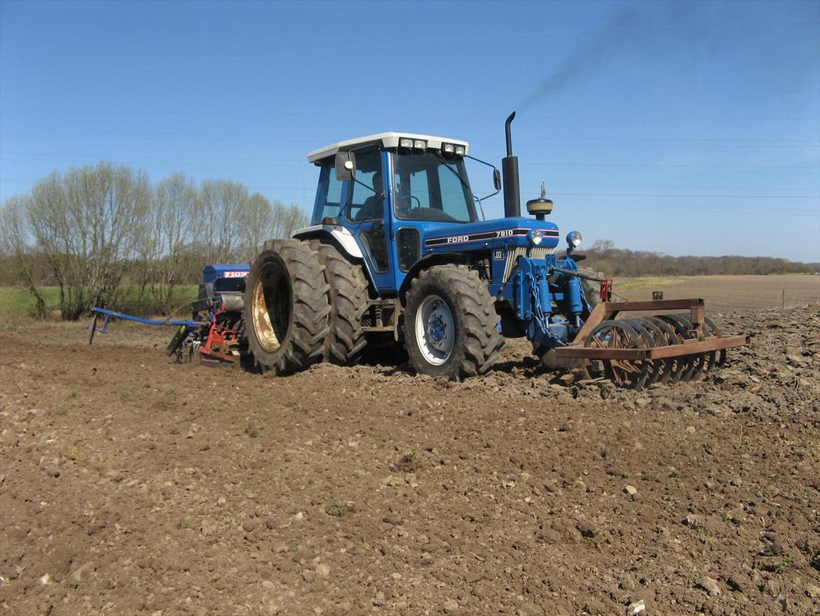 Ford 7810 generationIII - Sår havre hos naboen med Kuhn HR 300 med Fiona R85 såmaskine, og dalbo pakker billede 1