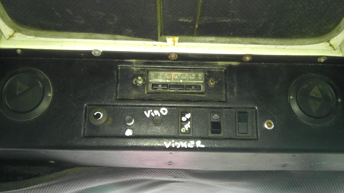 International Harvester 844s - Den originale radio, højtalere og luft til kabinen også originalt! og alt virker billede 6