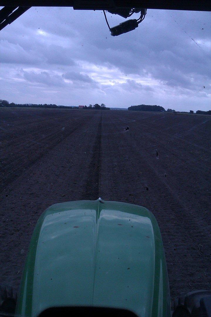 John Deere 7920 (Chauffør) - Her ses hvor lige det er med såning af gps.  billede 4