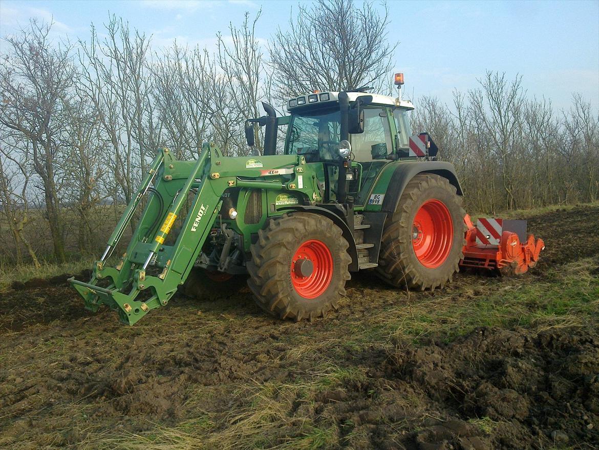 Fendt 415 Vario TMS - Ude at fræse noget brakjord.:) billede 1