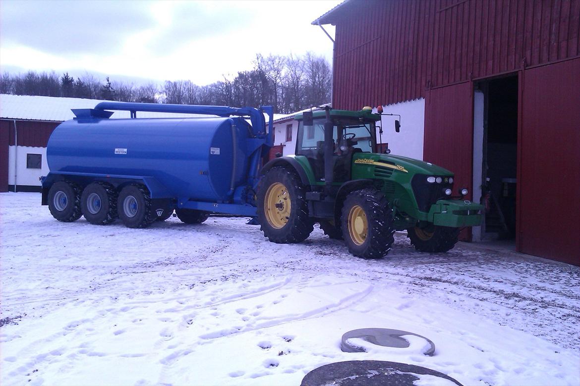 John Deere 7920 (Chauffør) - Så er 7920,ern spændt for buffervognen til den nye gyllesæson. buffervognen er den første western har lavet af den her slags. og den eneste som kører i DK. billede 11