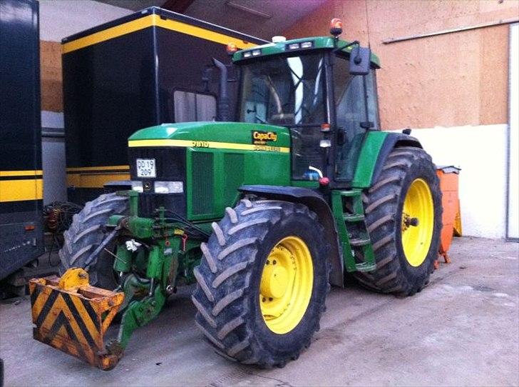 John Deere 7810 "HULK" - Jonny hjemme i varmen inden udkald med beslag til den lille plov.
Saltspreder: Epoke tp-9k med 1,2 m3 salt og 500l fugt billede 8