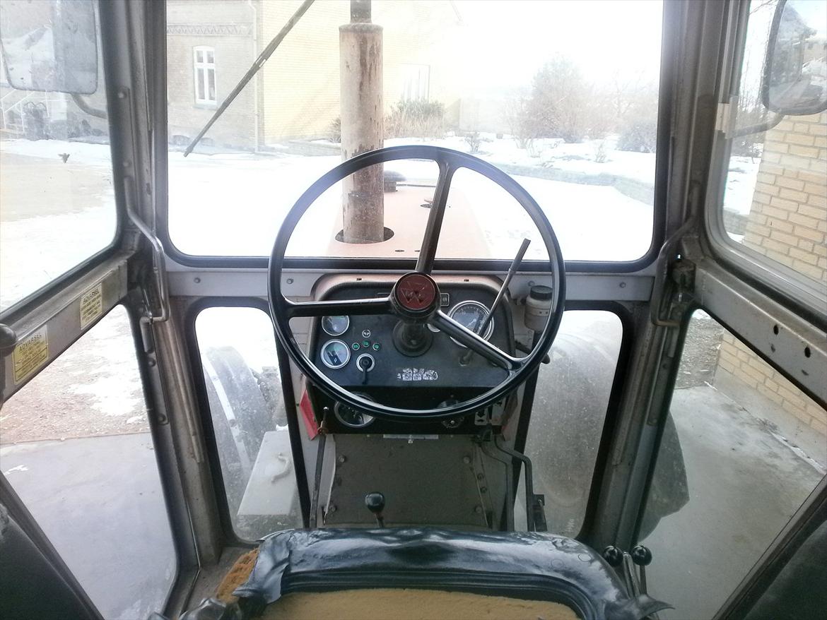 Massey Ferguson 595 - Kabinen på den gamle trækker. Den er simpel men dejlig :D billede 7
