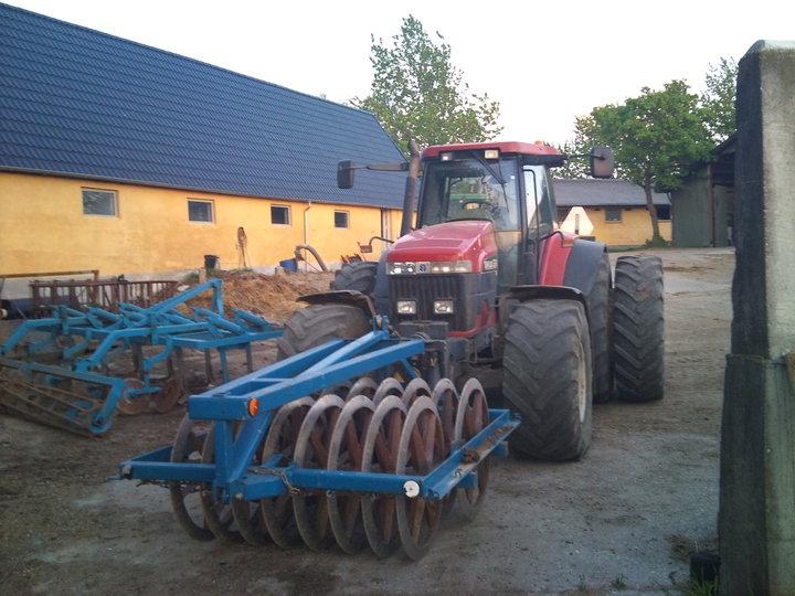 New Holland G240 - Spændt for frontpakkeren. Mærke, har jeg ingen ide om. Rabe måske? billede 7