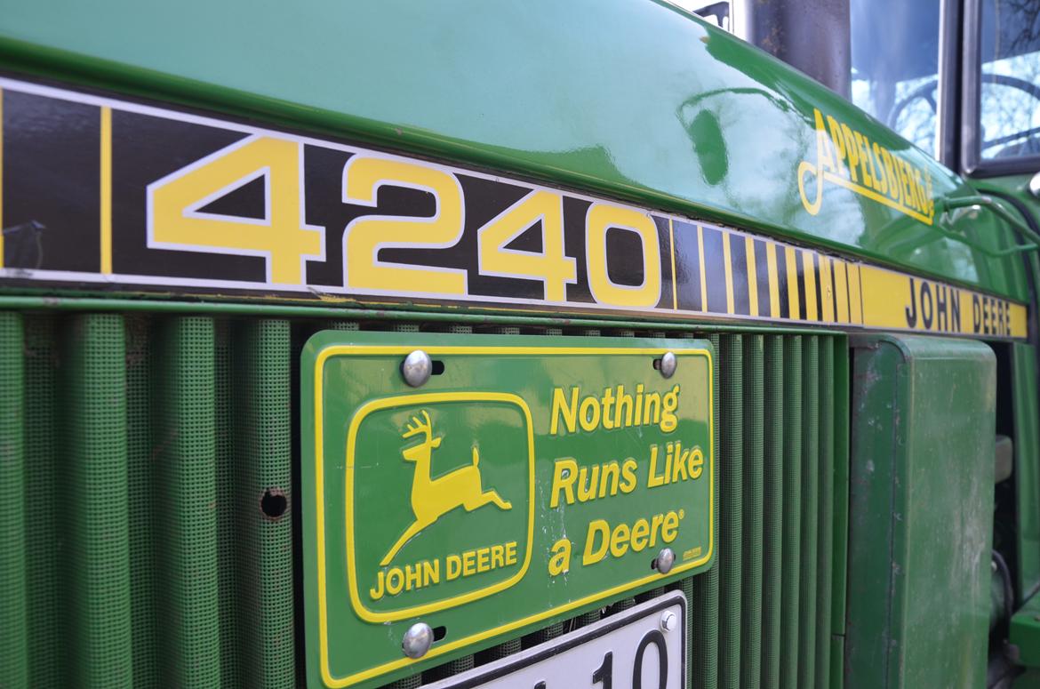 John Deere 4240 - Nothing runs like a Deere. Det slogan passer på de gamle af dem billede 14