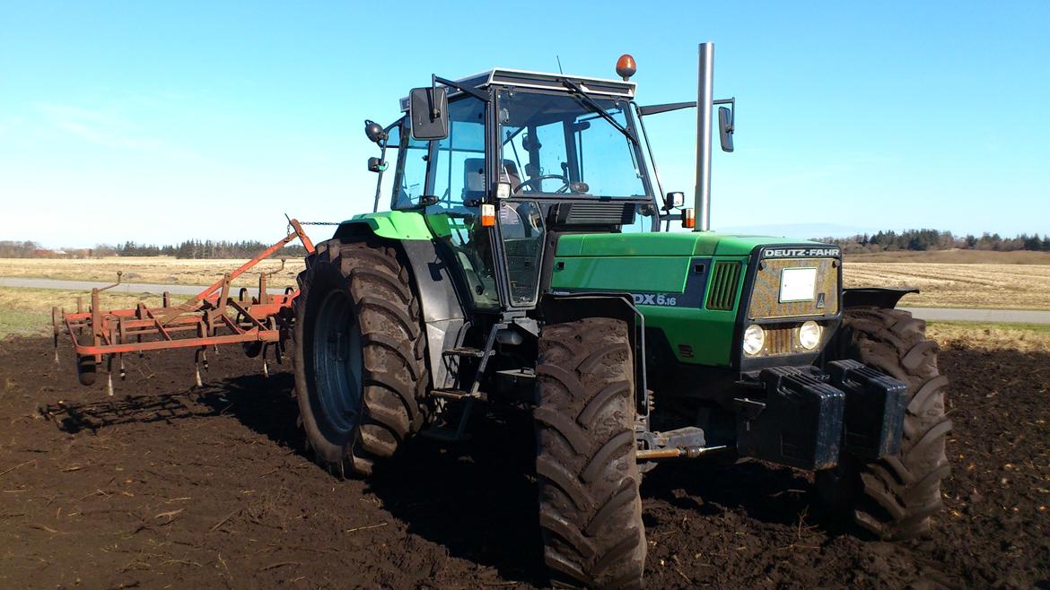 Deutz-Fahr DX 6.16 - lige et smut ude med FN Super S-tandsharve billede 9