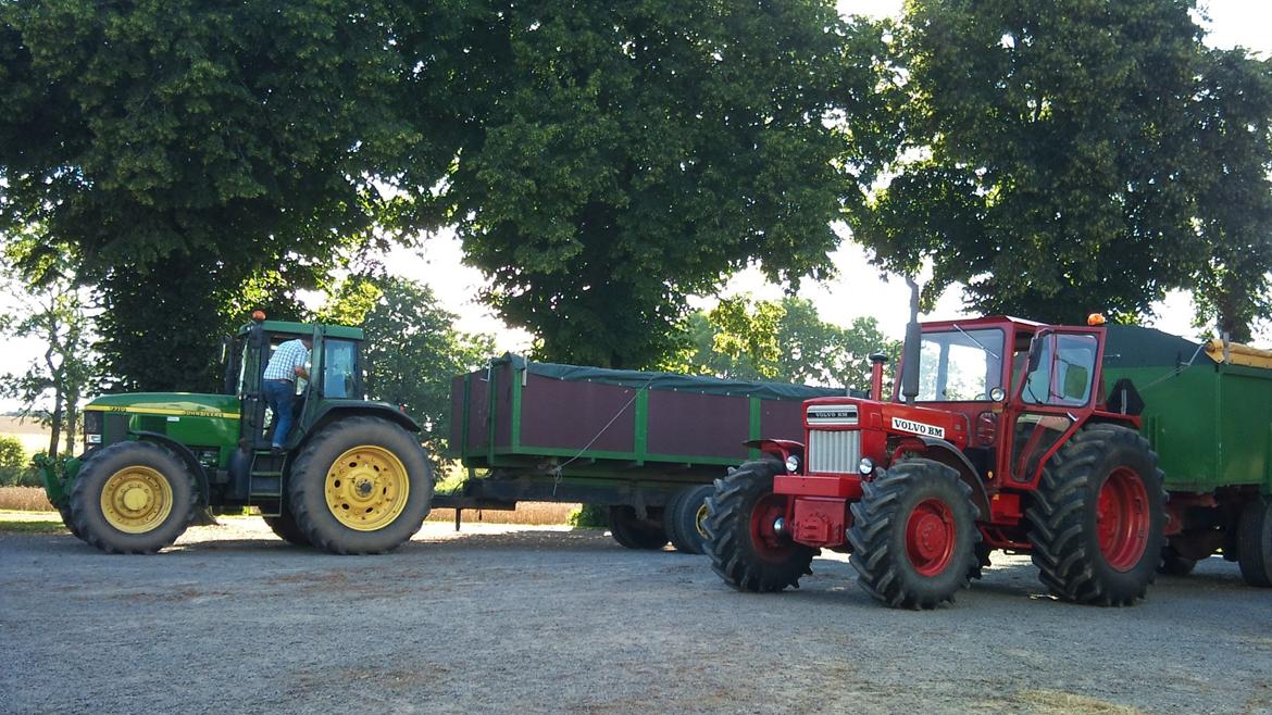 Volvo BM 814 - Sammen med vores ene 7710'er, holder min far og jeg har med fulde læs byg. billede 9