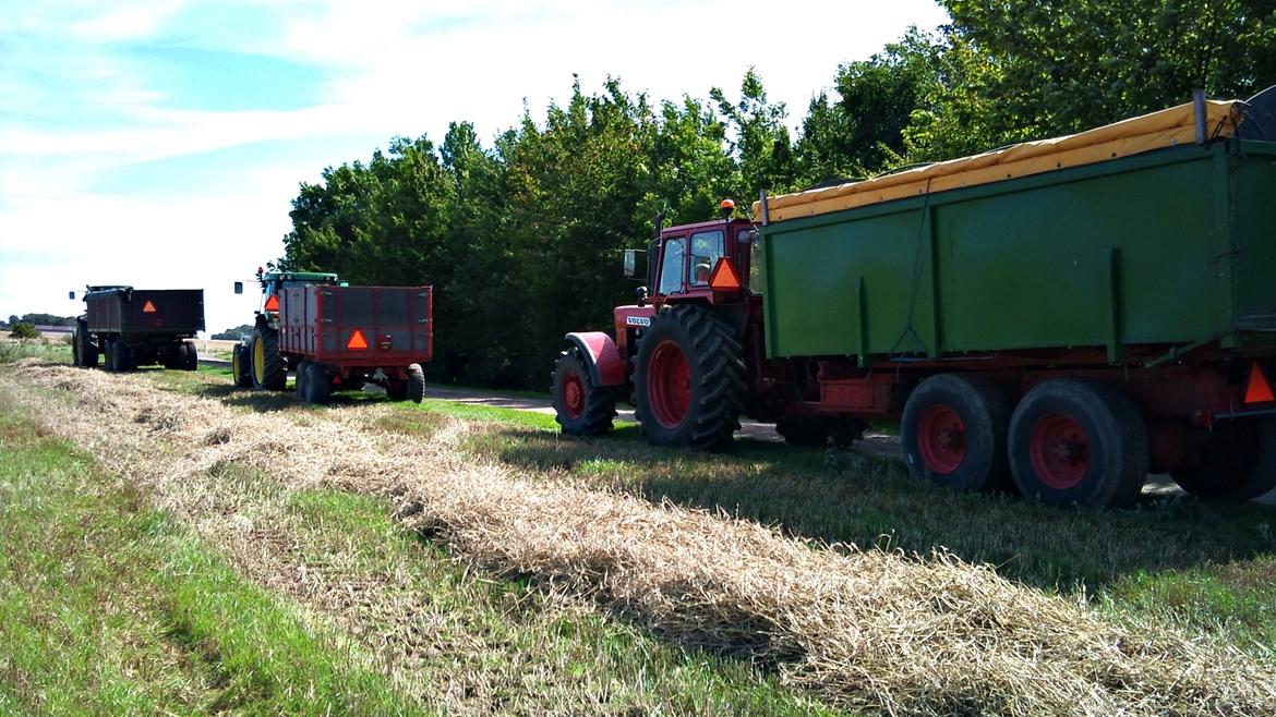 Volvo BM 814 - Høst af vårbyg på Dammegård. Fra venstre af: JD 7710, JD 6610 og Volvo'en. billede 15