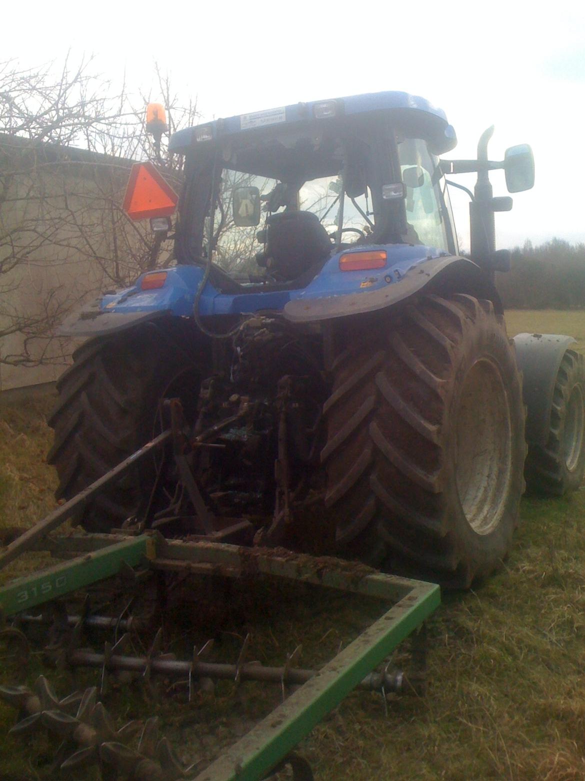 New Holland Ts 135 A - Røg sq en sten op på ruden.. og det betød at ruden lige blev smaderet.. rimelig træls. billede 5