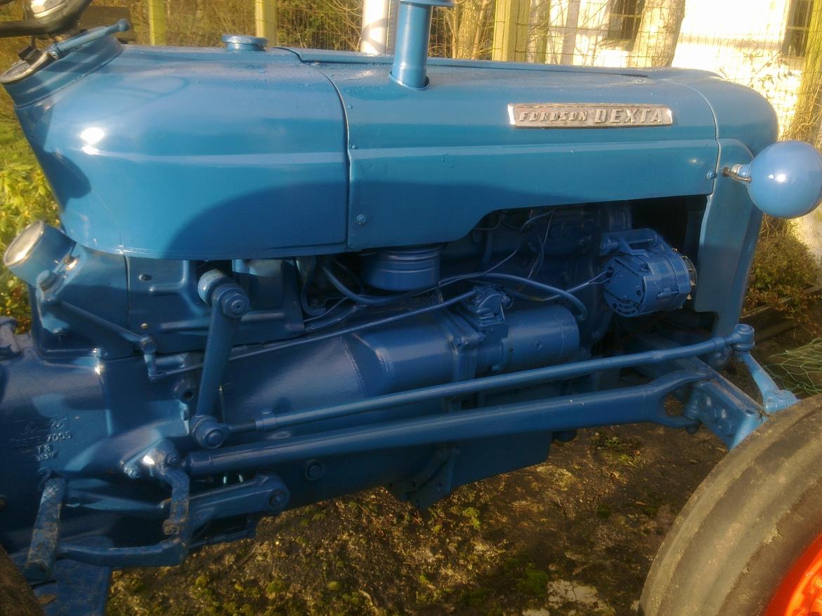 Fordson Dexta - Maskinrummet er også nymalet. billede 5