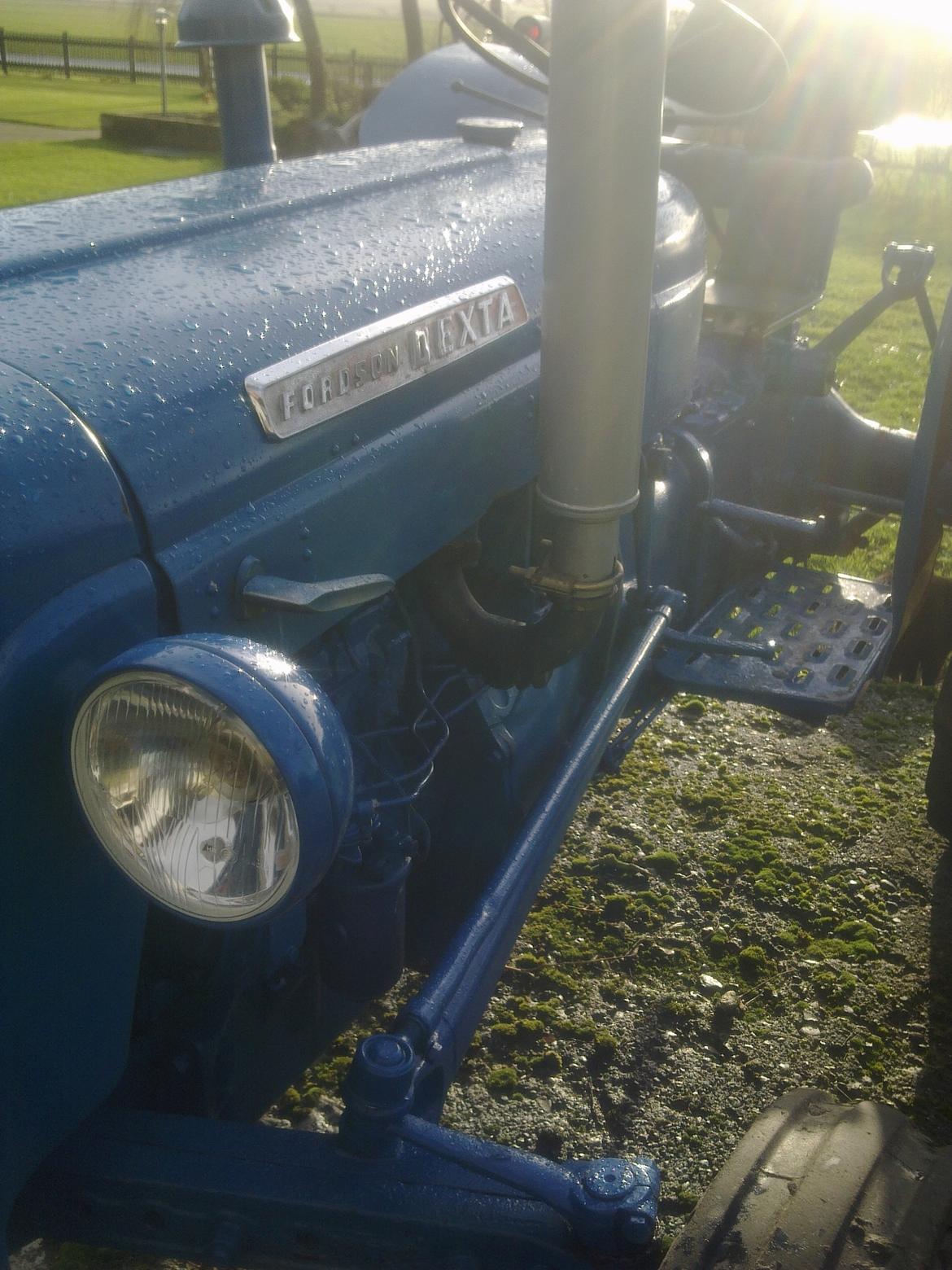 Fordson Dexta - Ny Udstødningsbøj samt Ny udstødningspotte netop monteret. billede 8