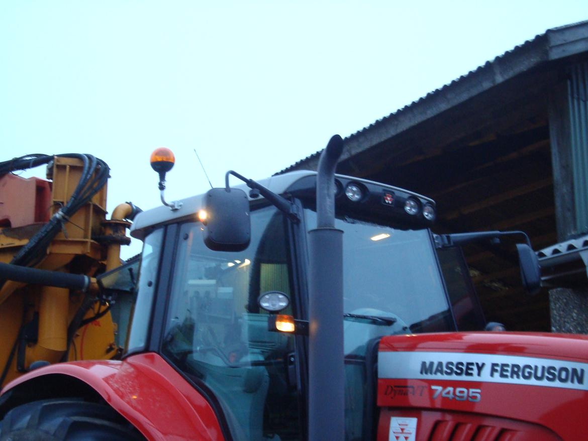 Massey Ferguson 7495 Dyna VT - Inden forår 2012, har jeg sat markeringslys i spejlene på den :)  billede 12