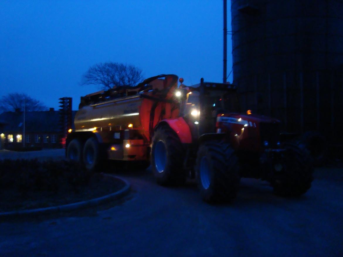 Massey Ferguson 7495 Dyna VT - Har havde jeg gjort hende klar med gyllevogn, aftenen inden første gylledag 2012 :)  billede 13