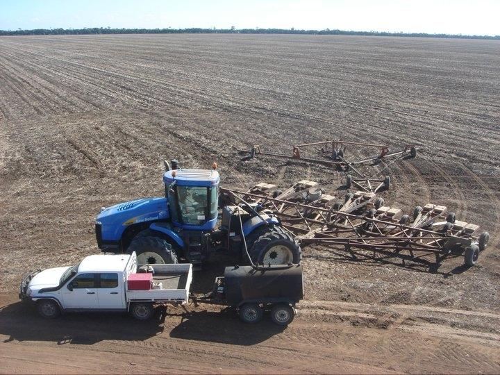 New Holland 9050 - Så skal der tankes op til endnu en dag med harven :) billede 8