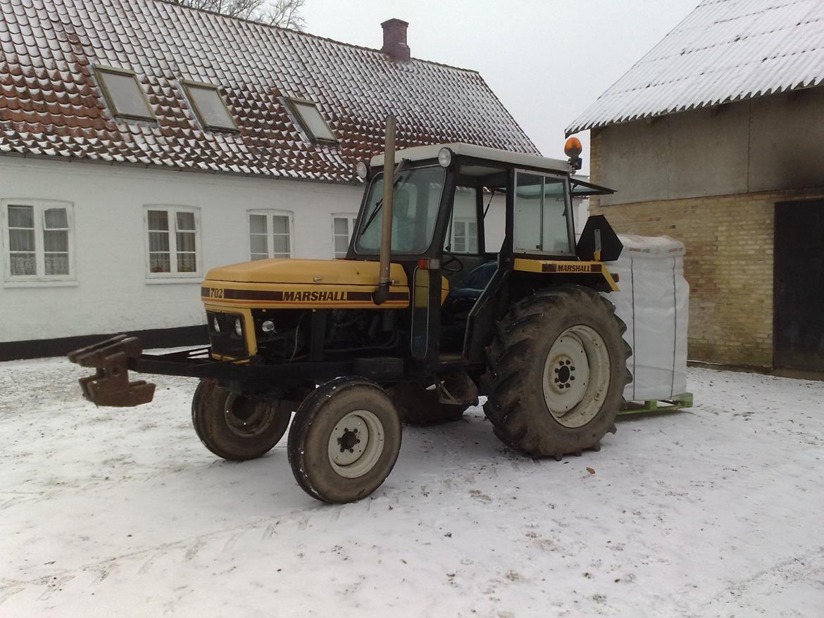 Marshall 702 - den gamle marshall med 1100kg træpiller på liften billede 10