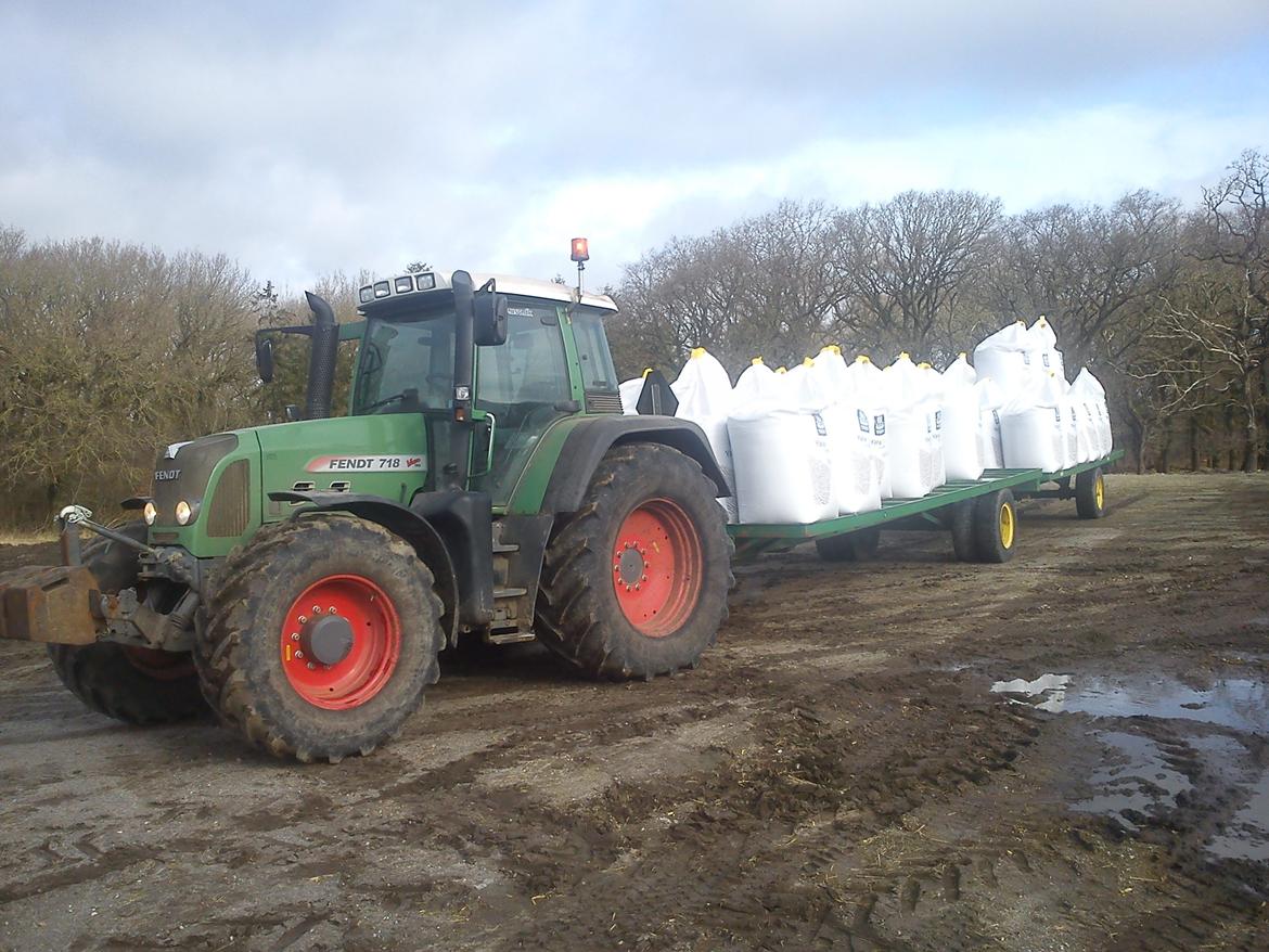Fendt 718 - 31 tons gødning :D billede 12