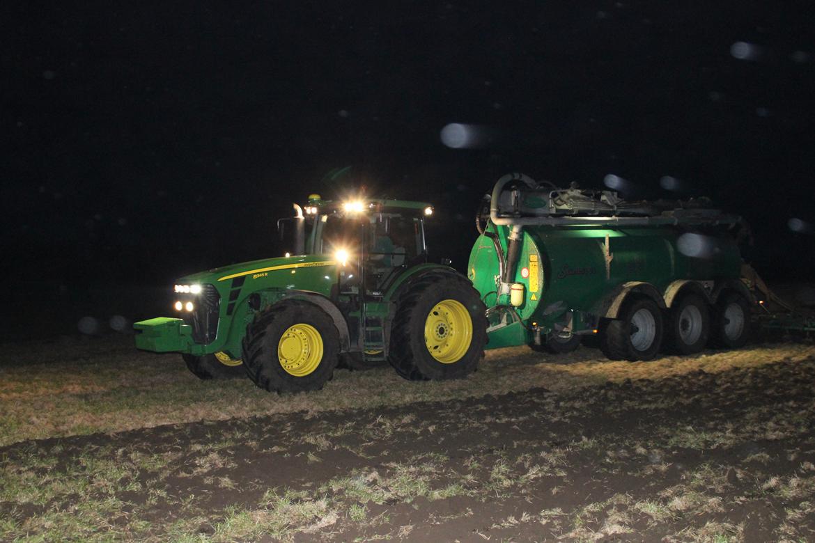 John Deere 8345R - Kun alm. blitz på, så ikke nemt at lyse ordenligt op :)) billede 9