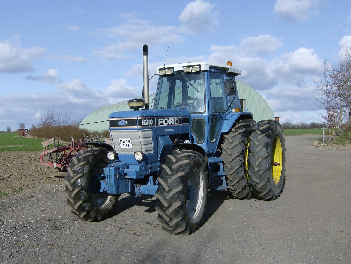 Ford 8210 FORCE II - Tyren med de fejlfarvede tvillingehjul.. billede 2