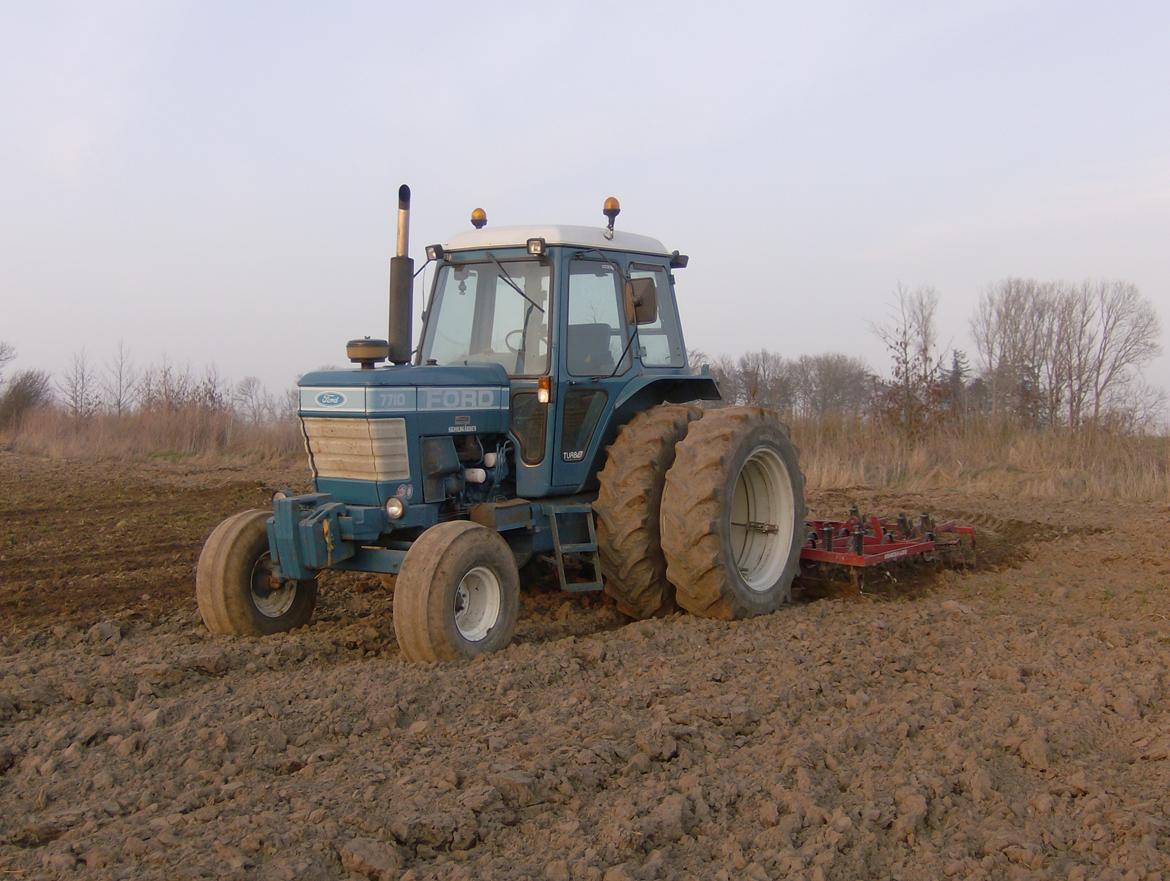 Ford 7710 - Forårsharvning med Kongskilde harven og tvilling'babberne.. :D billede 14