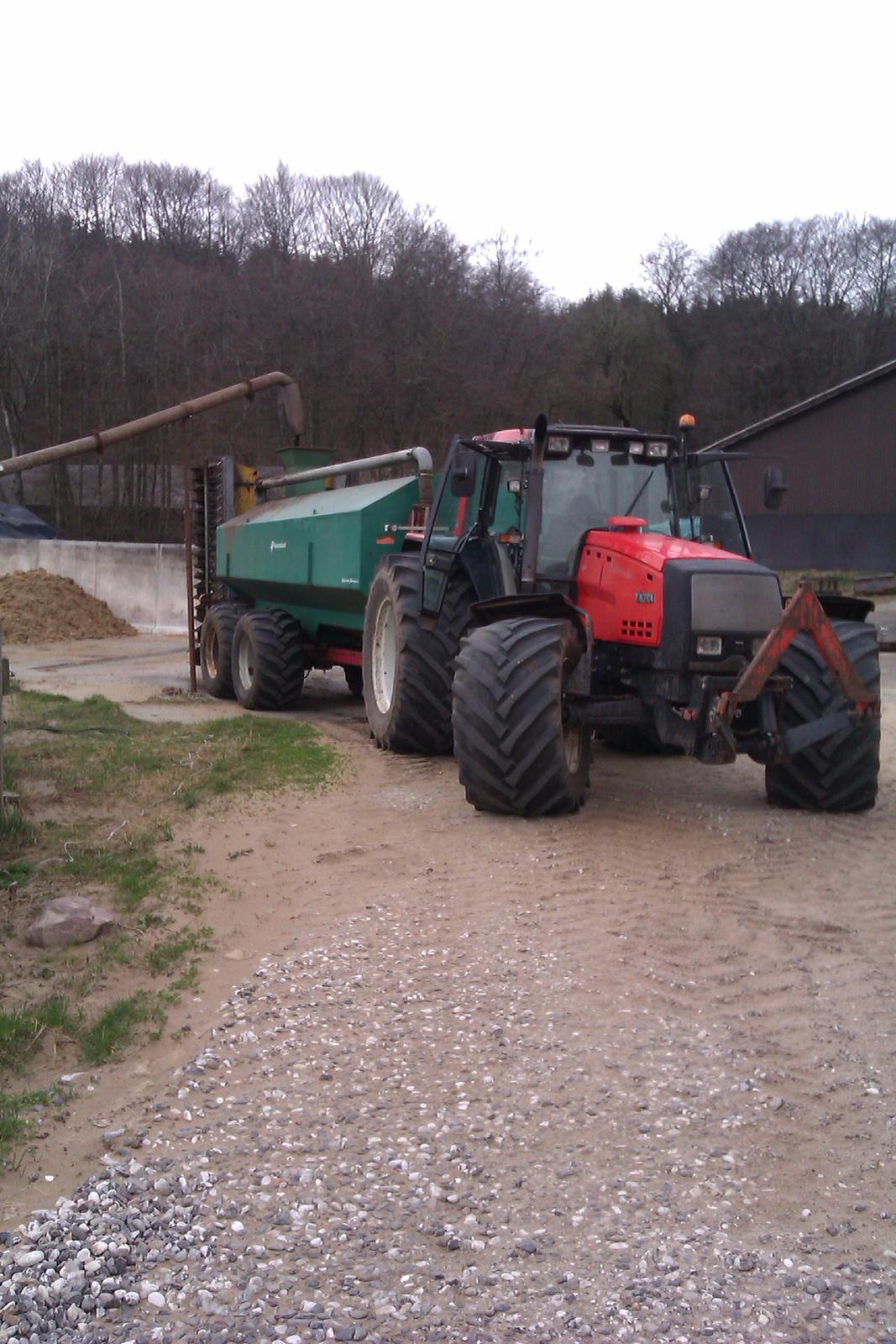 Valtra 8950 - Foran vores kvernland gyllevogn med 6m nedfælder. billede 3