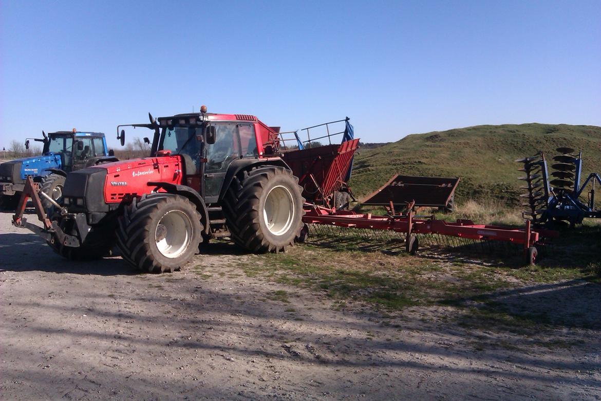 Valtra 8950 - Fatter er økolog, så der skal strigles ind i mellem. billede 6