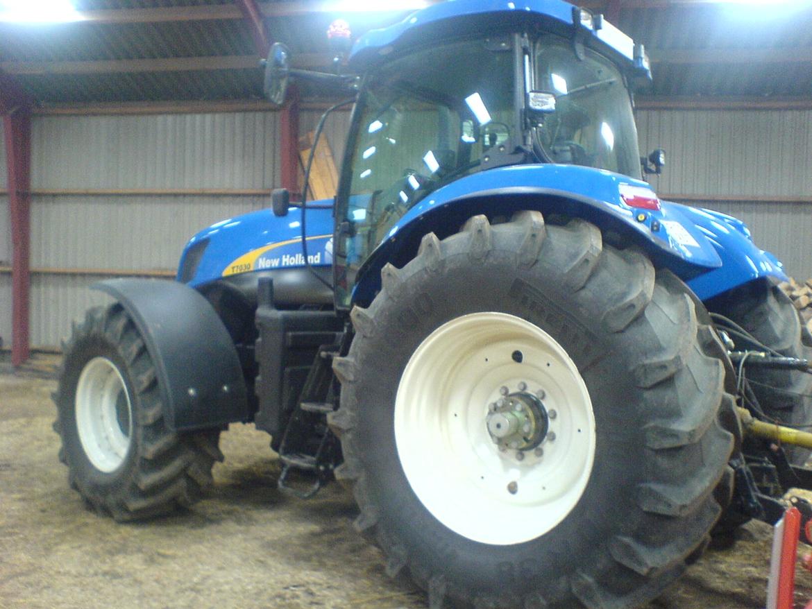 New Holland T7030 - Lige hentet fra forhandleren. billede 5