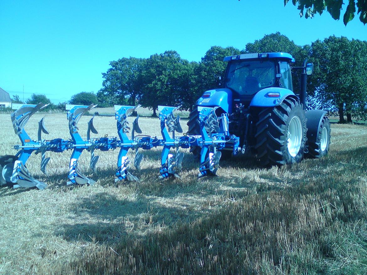 New Holland T7030 - Ploven har kun lige kørt et par hektar, som i kan se er der stadig lidt maling op muldpladerne. billede 11