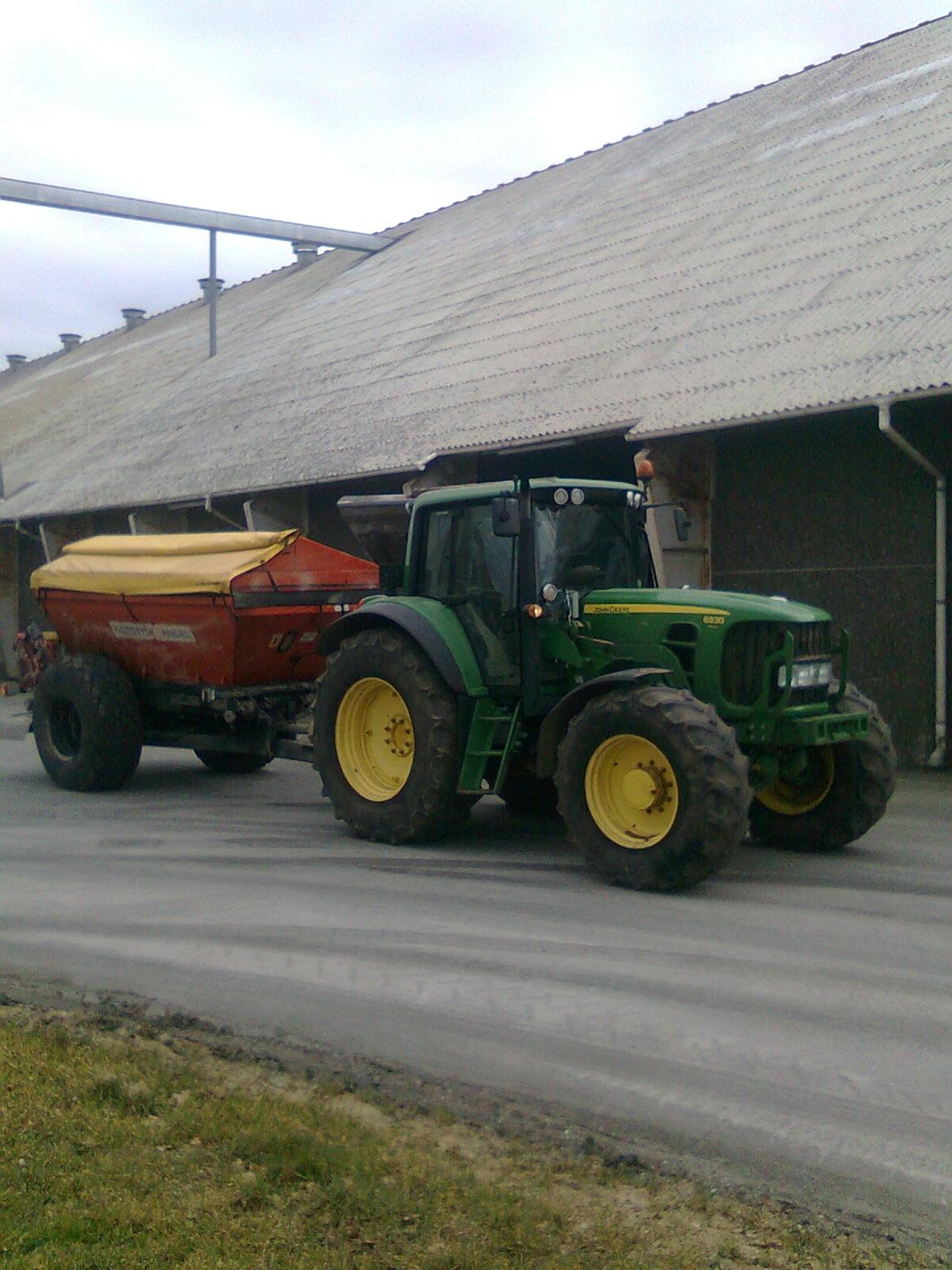 John Deere 6830 premium - hen en bette læs gødning billede 7