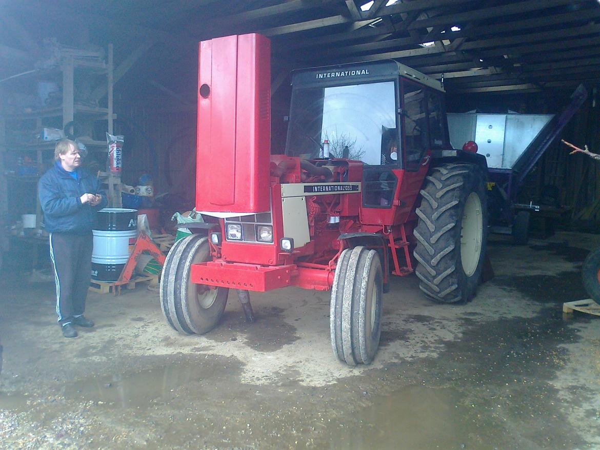 International Harvester 1055 - nede på mit arbejde for at få lavet rotorblinks holder billede 3