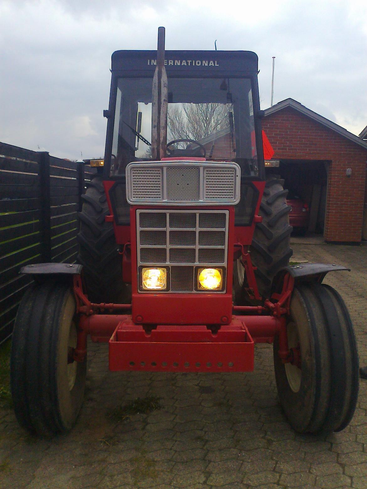 International Harvester 1055 - fået taget lygterne af der sad i fronten billede 5