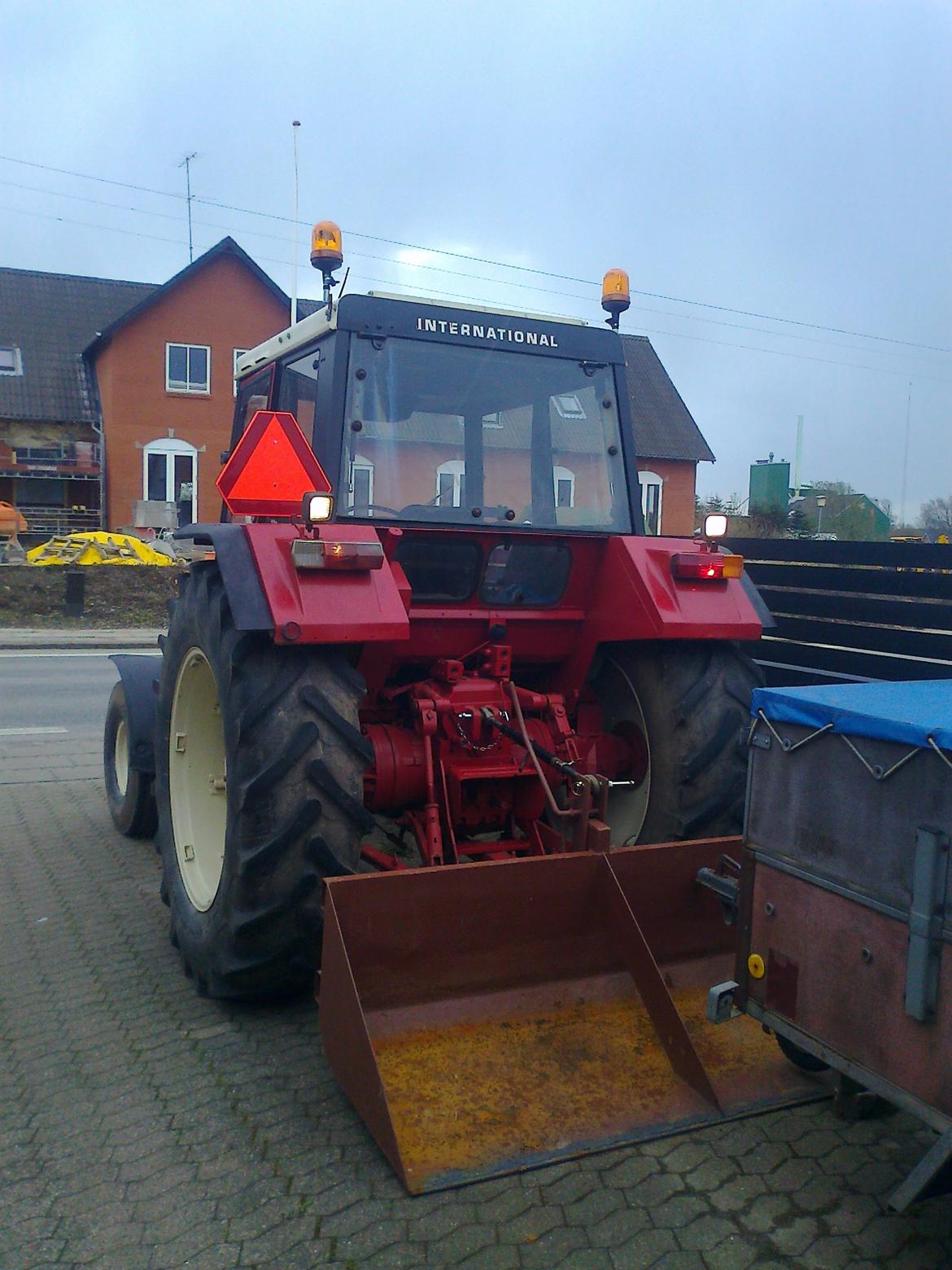 International Harvester 1055 - fået sat lygterne om bagpå billede 7