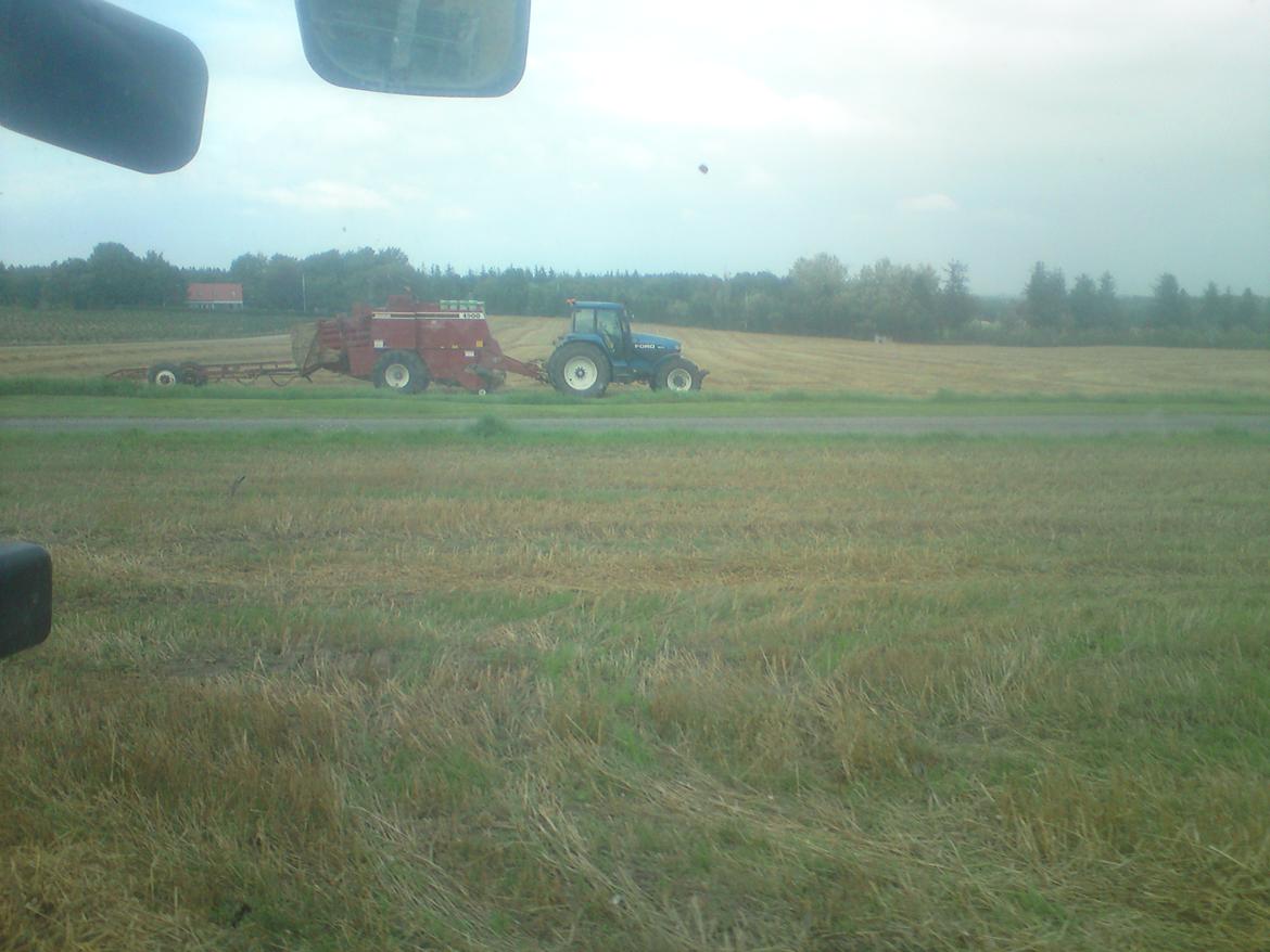 Ford 8970 - ikk det bedste billede men det eneste jeg havde hvor den var for presseren. billede 4