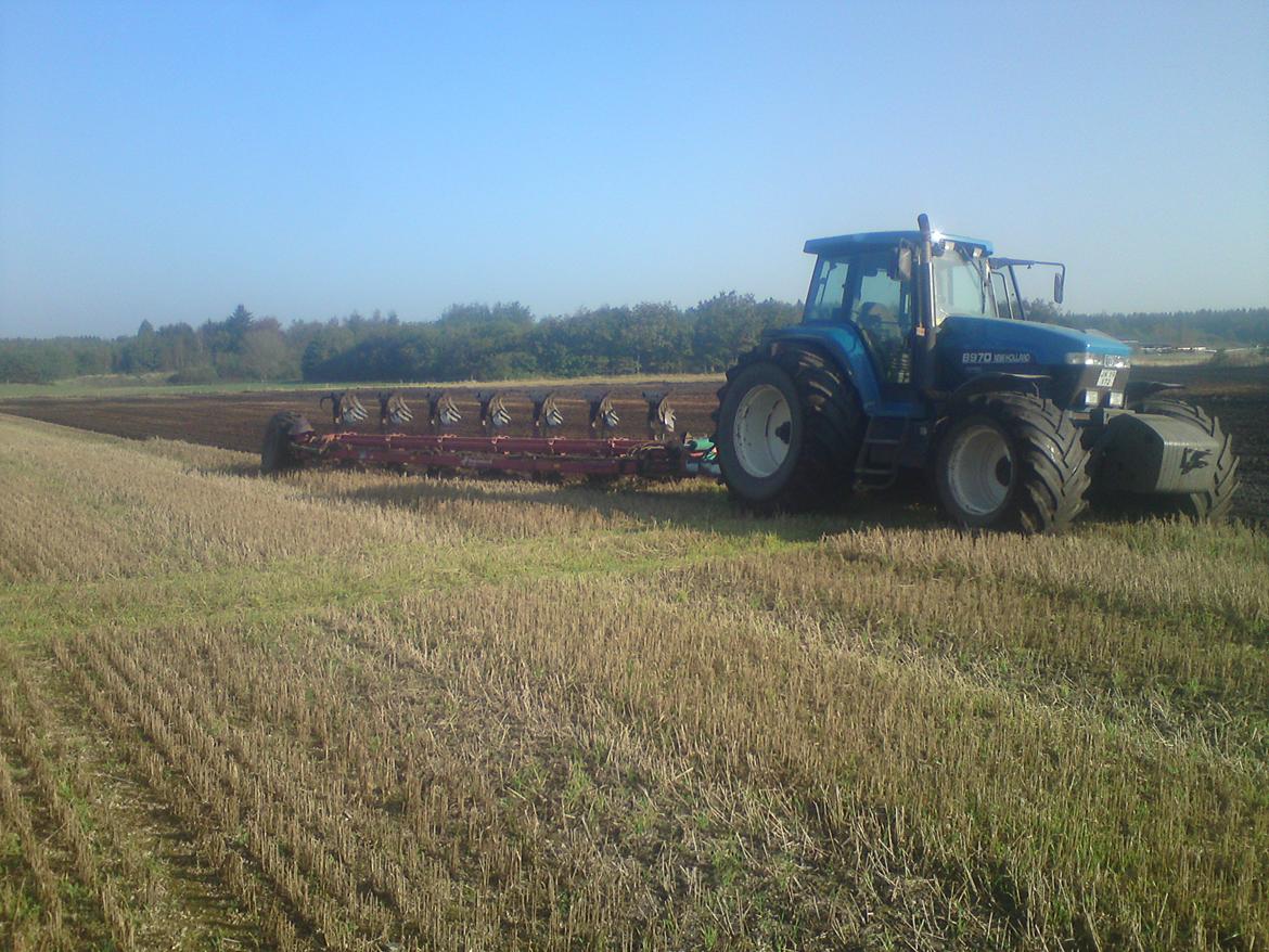 New Holland 8970 - Ikk nemt at blive i fuen med de brede dæk, men gik lige med en fugeskræller på bagerste fuge. billede 1
