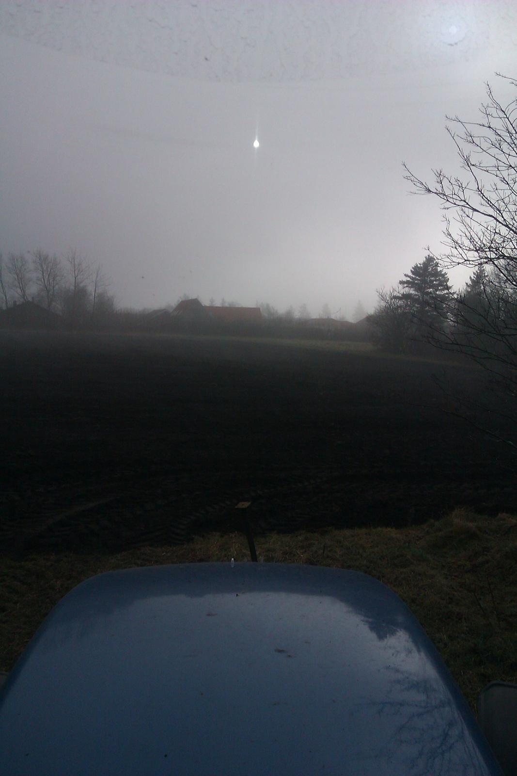 Ford 8970 - Ude og pløje tidlig morgen, og synes lige jeg ville tage et billede af tågen der kom op fra jorden. (ved ikk hvor tydeligt det er) billede 11