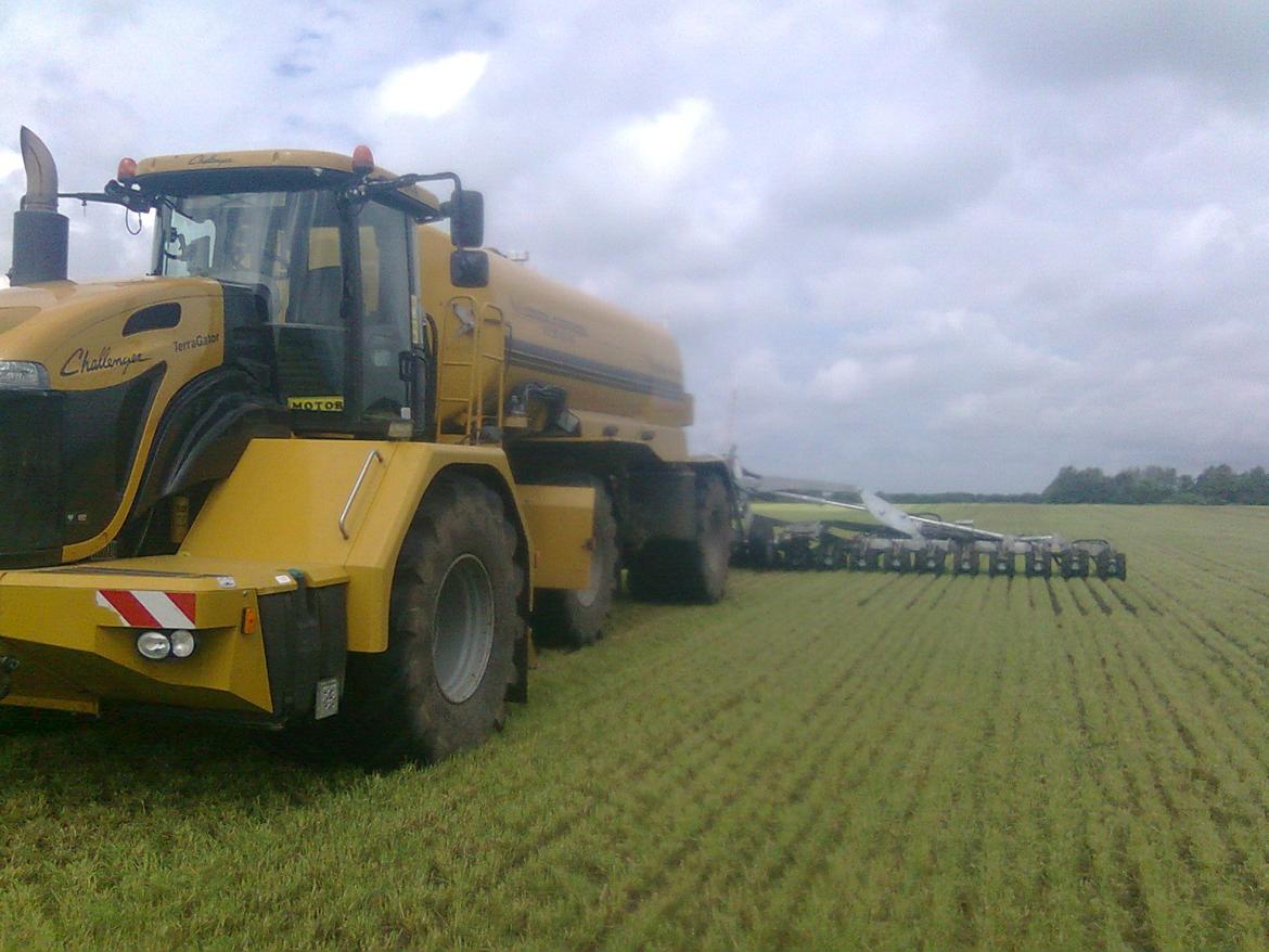 Terra Gator 3244 Trailer - kører her lidt testkørsel med en ny 14.4mtr. Harsø bremseskærsnedfælder. billede 1