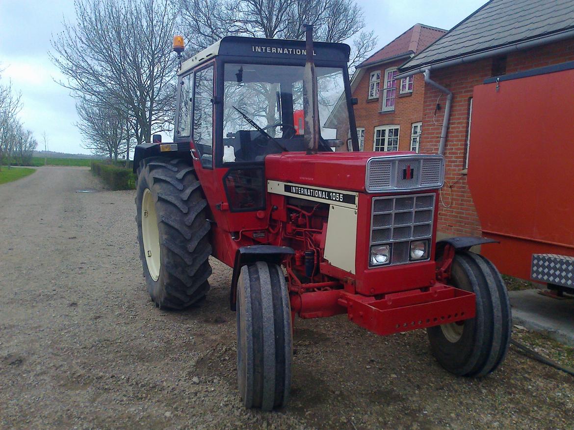 International Harvester 1055 - fået sat IH logo i snuden billede 10