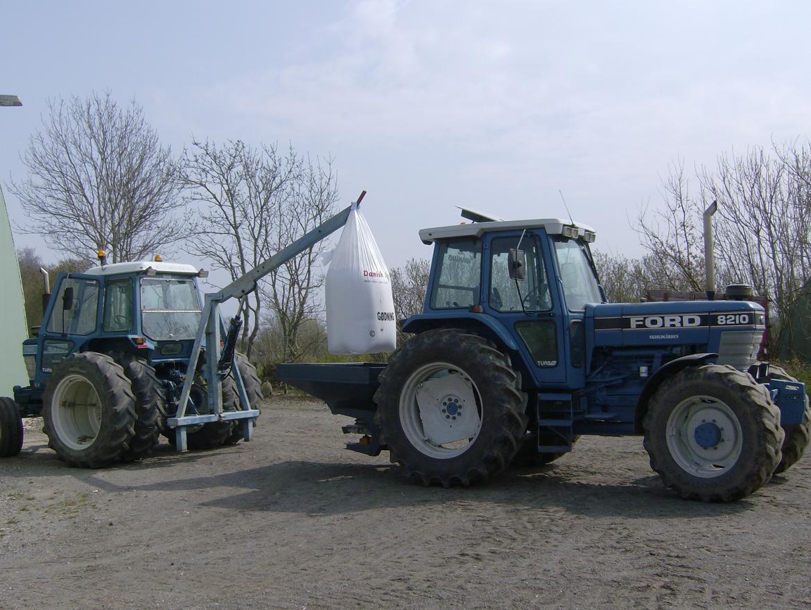 Ford 7710 - Læsser gødning med den hjemmelavede kran.. billede 17