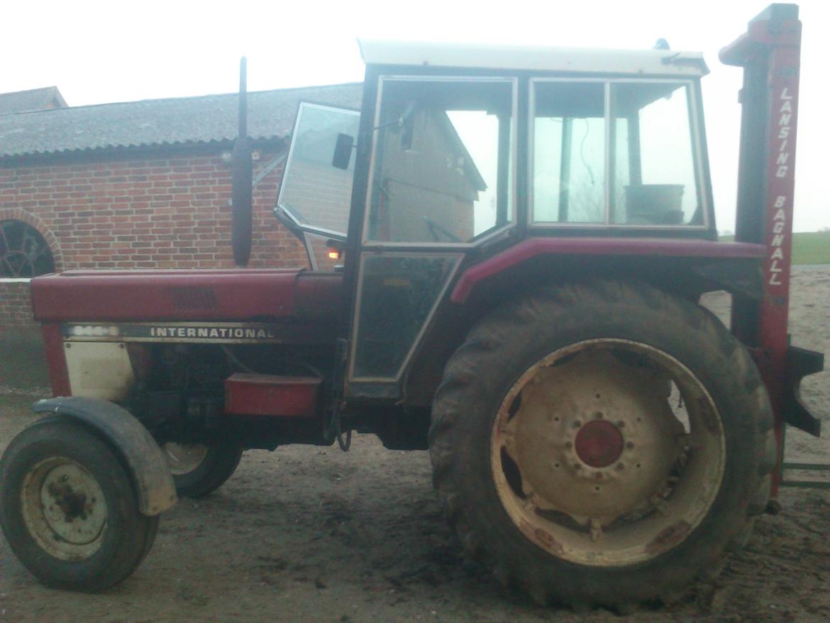 International Harvester 844-S - Jo jo lige som de store traktorer er der kun indstigning i den ene side ;) hehe trin brædet er dog svejset på igen. billede 3