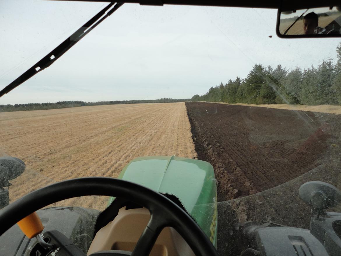 John Deere 7920 - alle disse billeder er taget fra de 2 samme marker som jeg plovene tidligt i foråret i år, begge marker er på 22 ha ca. og helt firkantede. :D gode stykker at komme på. ved siden af ligge 2 stykker som hver er på 20 ha hvor der er 2. års frø græs på.  billede 4